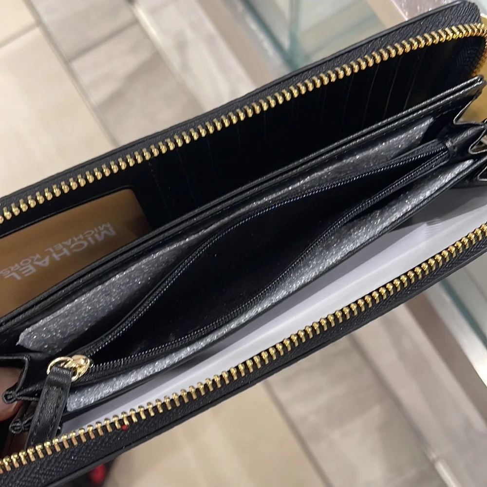 MICHAEL KORS LARGE TRAVEL CONTINENTAL WRISTLET WALLET PHONEHOLDER BLACK /Gold
